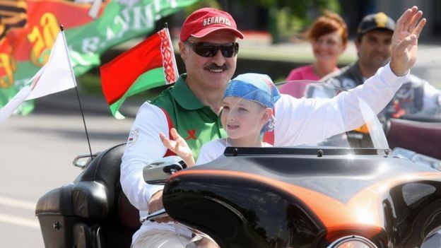 Lukaşenko oğlunu yanından ayırmıyor - Resim: 1