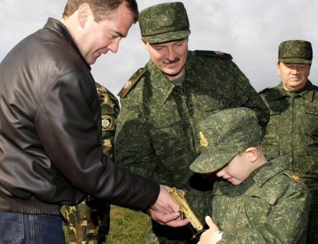 Lukaşenko oğlunu yanından ayırmıyor - Resim: 2