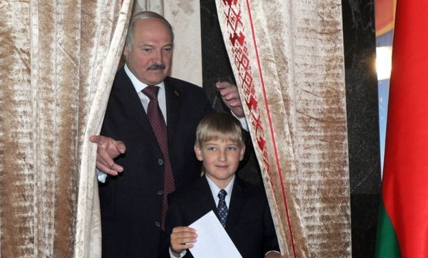 Lukaşenko oğlunu yanından ayırmıyor - Resim: 3