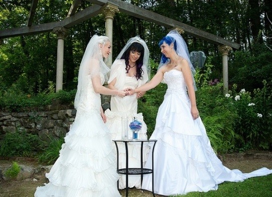 Birbirleriyle evlenen 3 kadın bebek bekliyor - Resim: 3