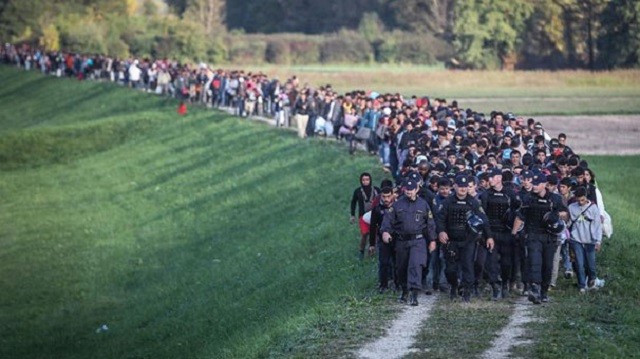 Mültecilerin zorlu yürüyüşü - Resim: 1