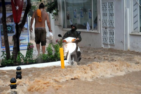 Bodrum'da yağmur sele neden oldu - Resim: 3
