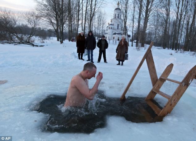 Rusya'da buzlu suda günah çıkarma ayini - Resim: 3