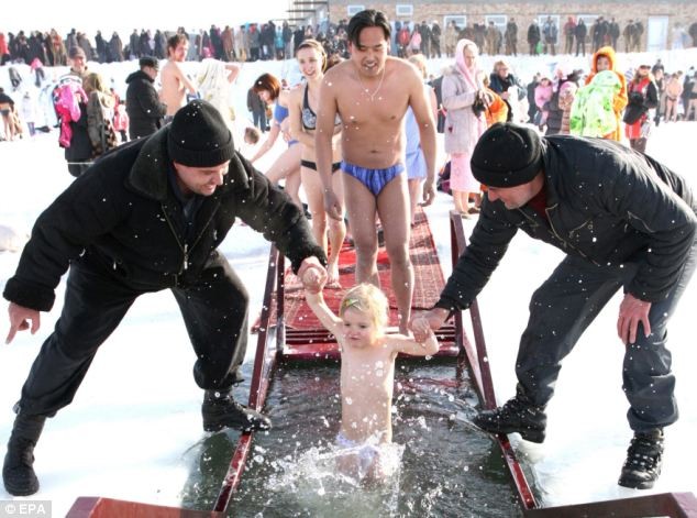 Rusya'da buzlu suda günah çıkarma ayini - Resim: 4