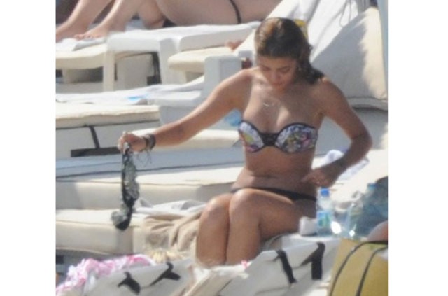 Selin Şekerci plajda bikinisini değiştirdi - Resim: 2