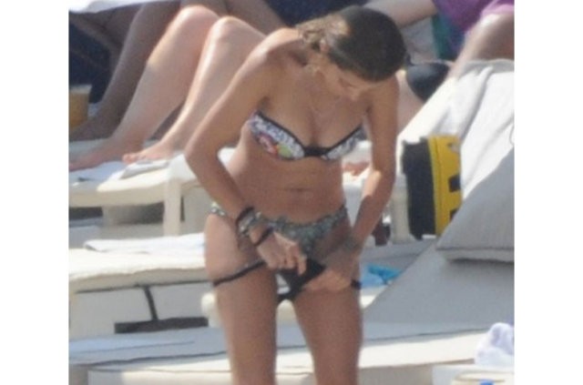 Selin Şekerci plajda bikinisini değiştirdi - Resim: 4