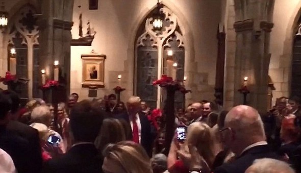 Melania Trump kiliseye mini etek, yüksek topukla gidince… - Resim: 3
