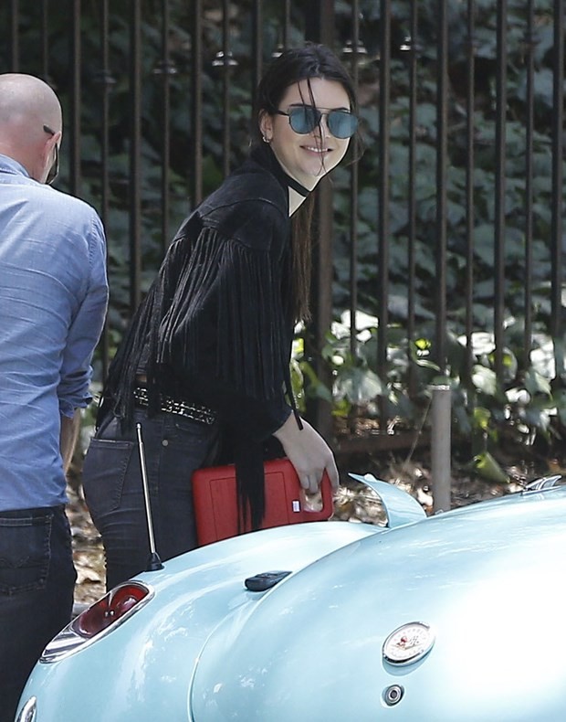 Kendall Jenner lüks otomobiliyle yolda kaldı - Resim: 4