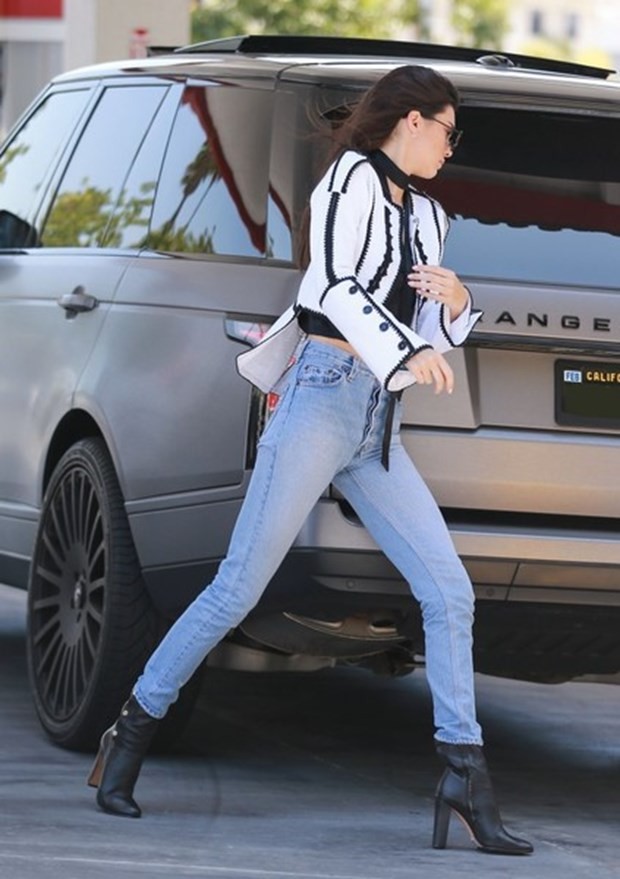 Kendall Jenner lüks otomobiliyle yolda kaldı - Resim: 2