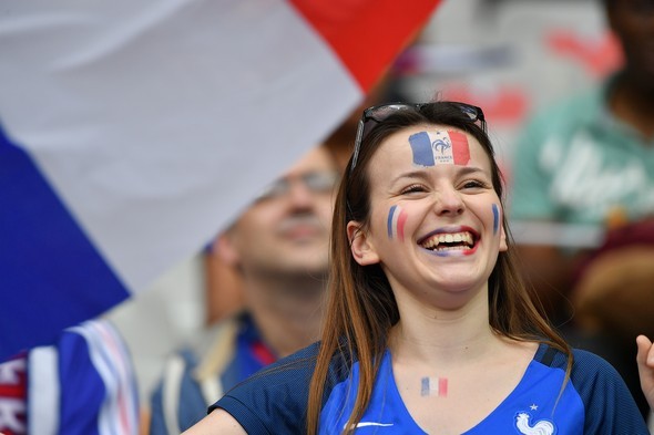 Fransa-Romanya maçındaki tribün güzelleri - Resim: 2
