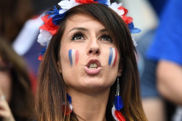 Fransa-Romanya maçındaki tribün güzelleri - Resim: 4