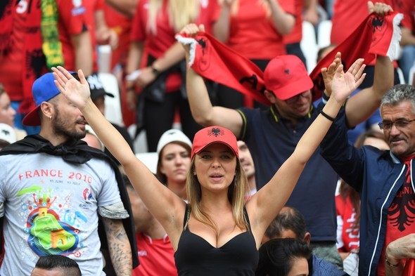 Fransa Arnavutluk maçına damga vuran güzeller - Resim: 4