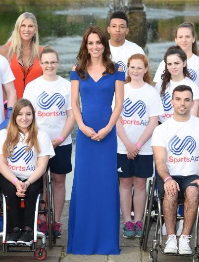 Kate Middleton'un mavi elbisesi olay oldu - Resim: 4
