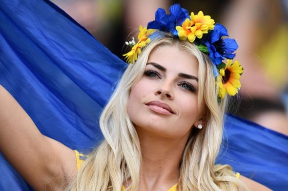 EURO 2016 tribünlerindeki en güzel kızı seçiyor - Resim: 4