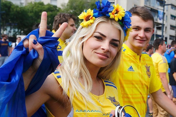 EURO 2016 tribünlerindeki en güzel kızı seçiyor - Resim: 1