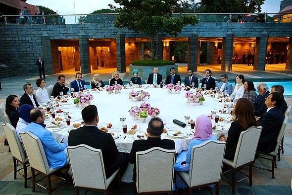 Ünlüler Cumhurbaşkanı Erdoğan'ın geleneksel iftar yemeğinde buluştu - Resim: 1