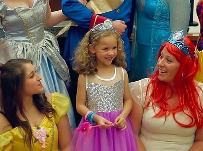 Yeni Ailesine Prensesler Eşliğinde Kavuşan Minik Kız Danielle! - Resim: 3