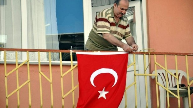 Balkondaki bayrak asan dayı: Salih Tahtalıoğlu - Resim: 1