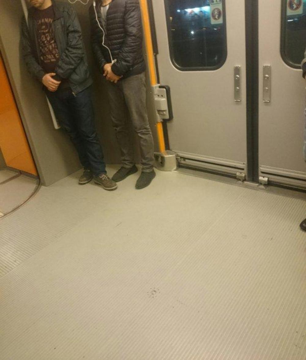 Metrolarda yaşanan ilginç olayları gösteren 17 fotoğraf - Resim: 1