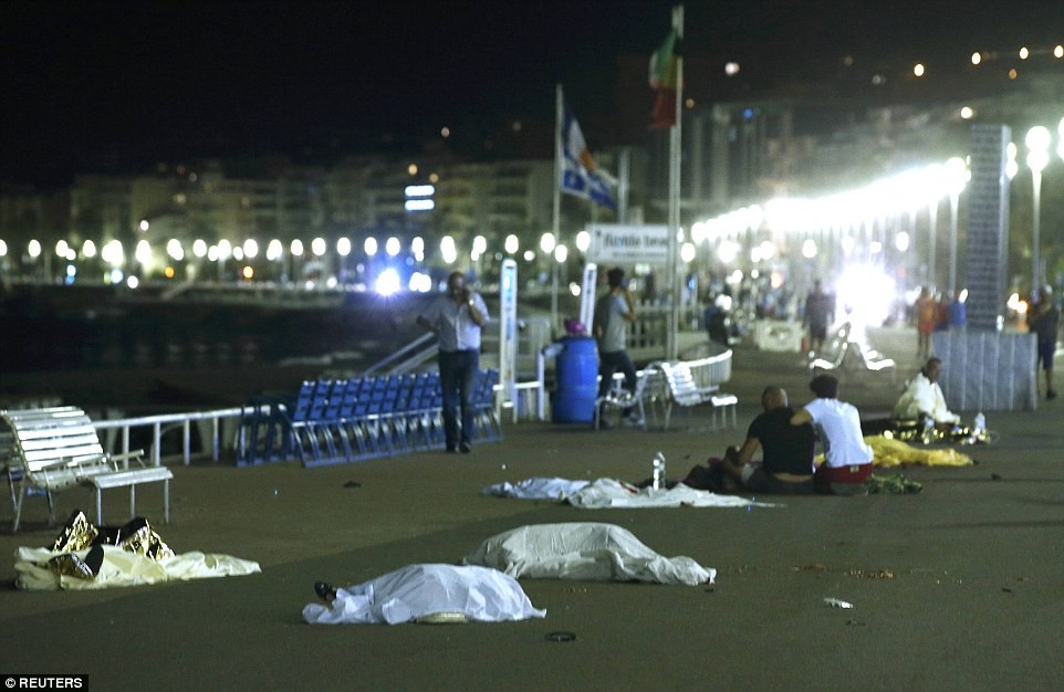 Fransa'nın Nice şehrindeki saldırı'nın ilk görüntüleri - Resim: 3