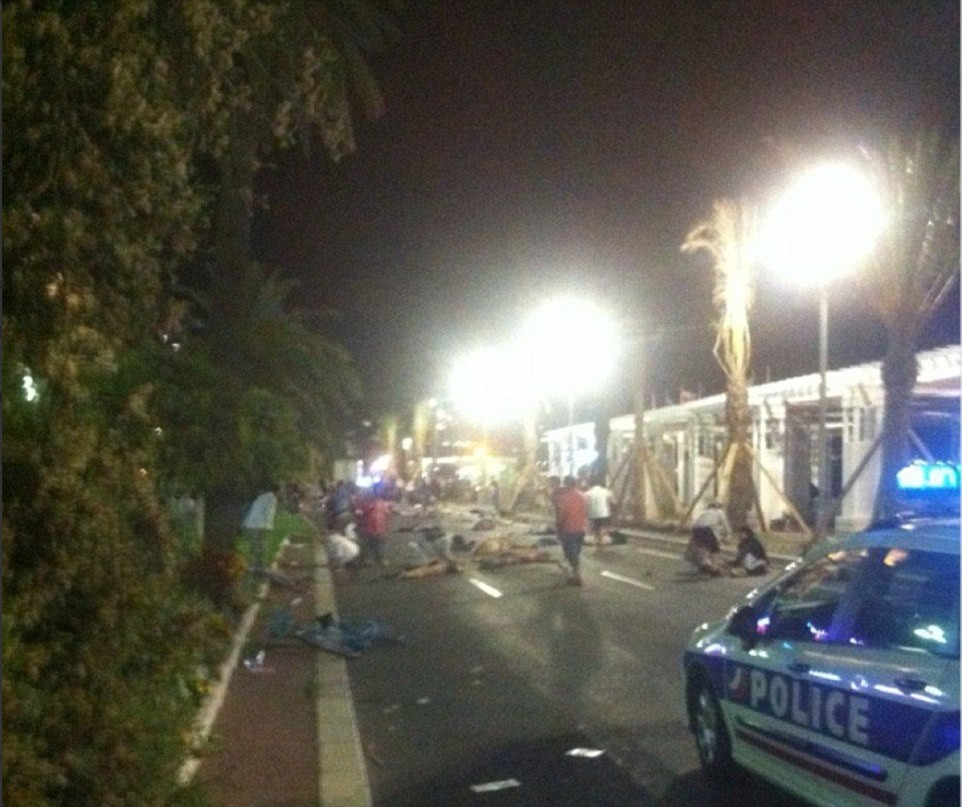 Fransa'nın Nice şehrindeki saldırı'nın ilk görüntüleri - Resim: 4
