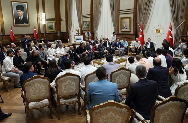Cumhurbaşkanı Erdoğan sanatçıları kabul etti - Resim: 1
