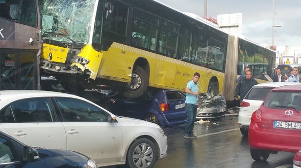 Korkunç iddia! Yolcu şoföre tekme attı, metrobüs yoldan çıktı! - Resim: 3