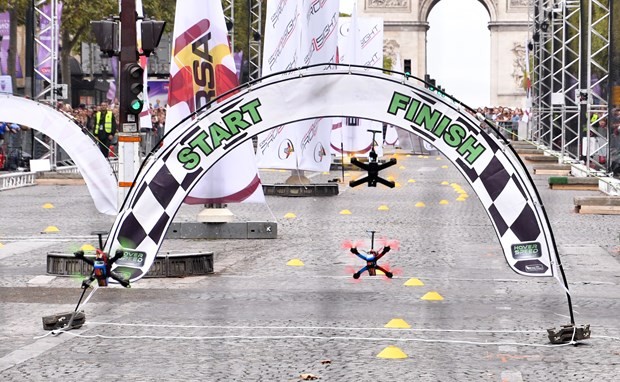 Champs Elysees'de drone yarışı - Resim: 2