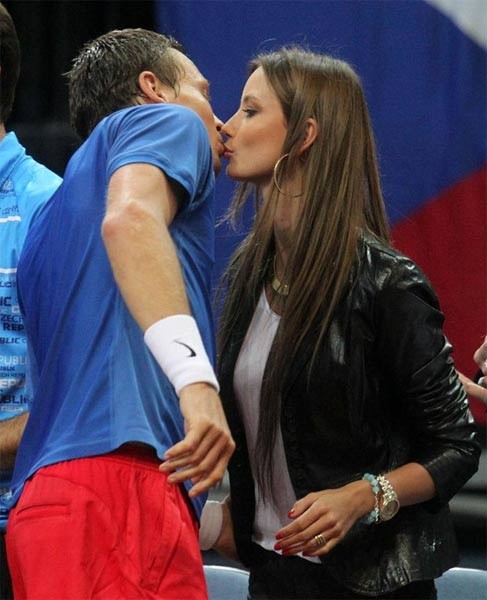 Ünlü tenisçi seksi model Ester Satorova ile nişanlandı - Resim: 1