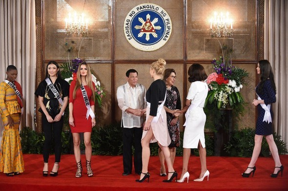 Filipinler Devlet Başkanı Duterte, güzelleri görünce heyecanlandı - Resim: 2