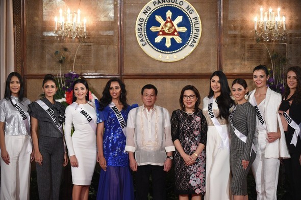 Filipinler Devlet Başkanı Duterte, güzelleri görünce heyecanlandı - Resim: 3