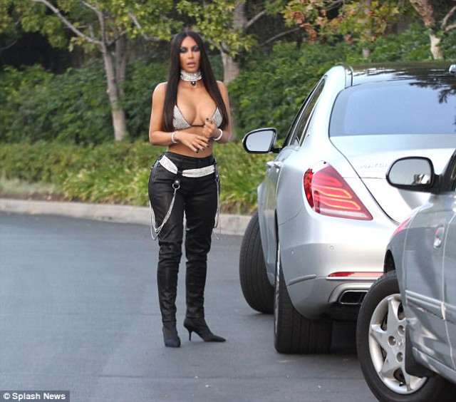 Kim Kardashian sadece sütyenle sokağa çıktı - Resim: 1