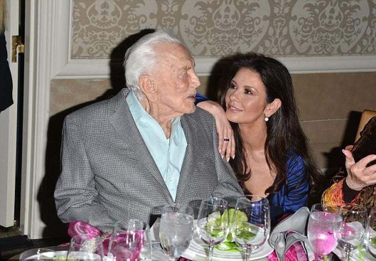 Catherine Zeta Jones 100 yaşındaki kayınpederini dudağından öptü - Resim: 3
