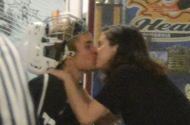 Selena Gomez ile Justin Bieber dudak dudağa - Resim: 4