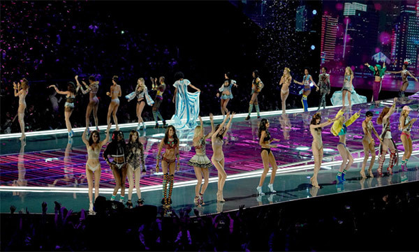 Victoria's Secret'ın 7.7 milyon liralık fantezi sütyeni - Resim: 2