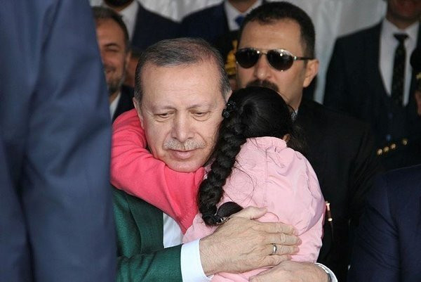 Erdoğan'a sarılan minik Göksu'nun hikayesi yürek burktu - Resim: 2