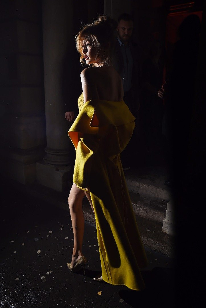Gigi Hadid sarı elbisesiyle geceye damga vurdu - Resim: 1
