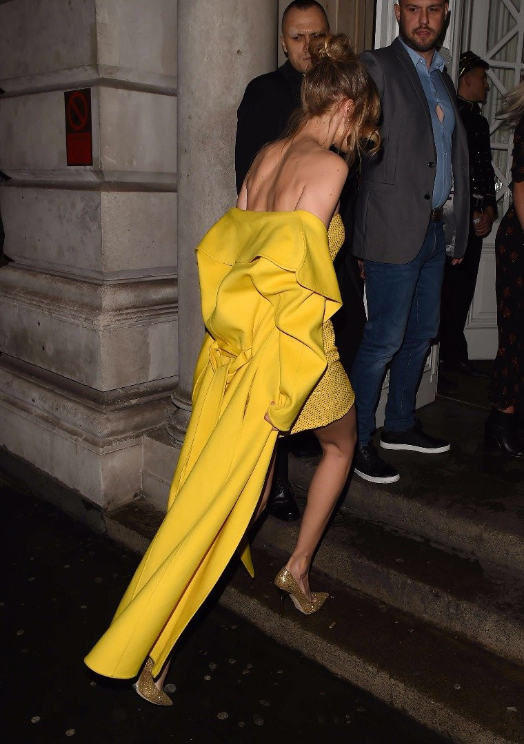 Gigi Hadid sarı elbisesiyle geceye damga vurdu - Resim: 2
