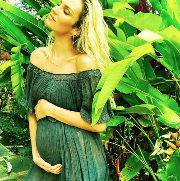 Candice Swanepoel yılın defilesine çıktığında hamileymiş - Resim: 2