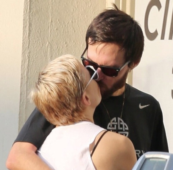 Kate Hudson sokak ortasında böyle öpüştü - Resim: 2