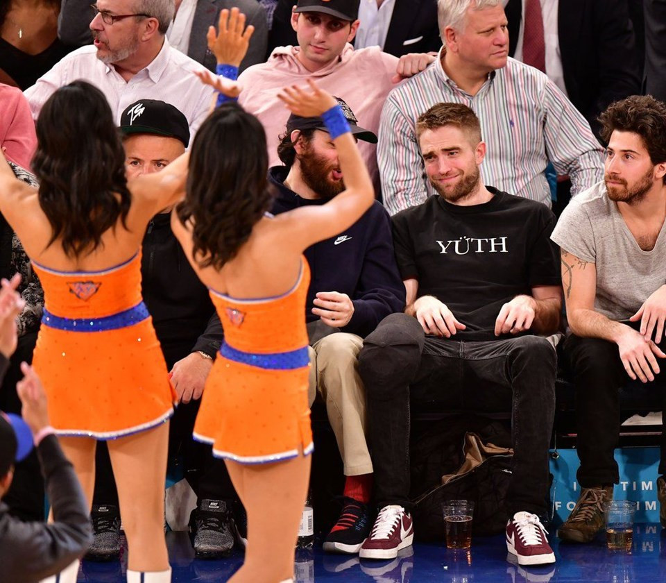 Ünlü oyuncu Robert Pattinson NBA maçına bakışlarıyla damga vurdu - Resim: 2