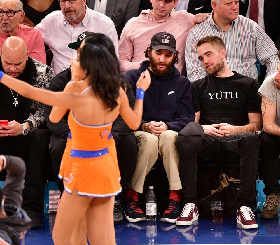 Ünlü oyuncu Robert Pattinson NBA maçına bakışlarıyla damga vurdu - Resim: 4