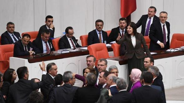 AKP ile HDP'nin kavgası Meclis'i karıştırdı! İlknur İnceöz Garo Paylan'ın üzerine yürüdü - Resim: 1