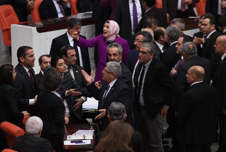 AKP ile HDP'nin kavgası Meclis'i karıştırdı! İlknur İnceöz Garo Paylan'ın üzerine yürüdü - Resim: 2