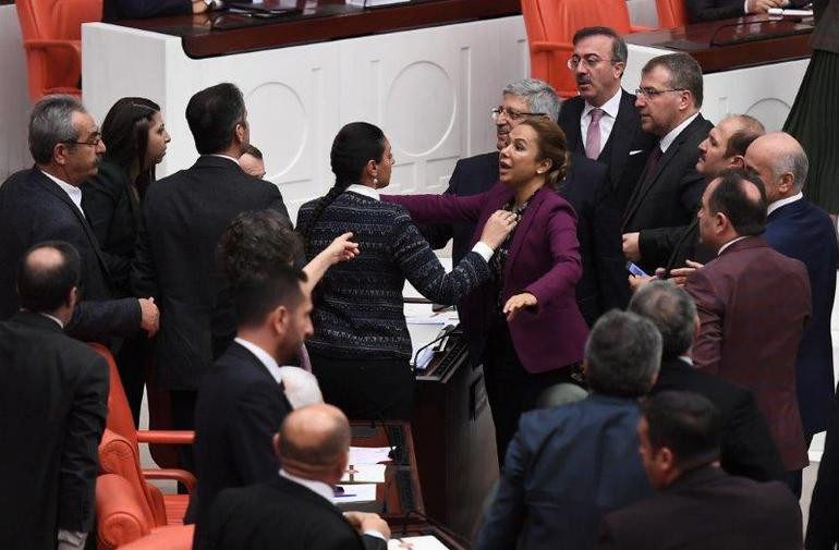 AKP ile HDP'nin kavgası Meclis'i karıştırdı! İlknur İnceöz Garo Paylan'ın üzerine yürüdü - Resim: 3