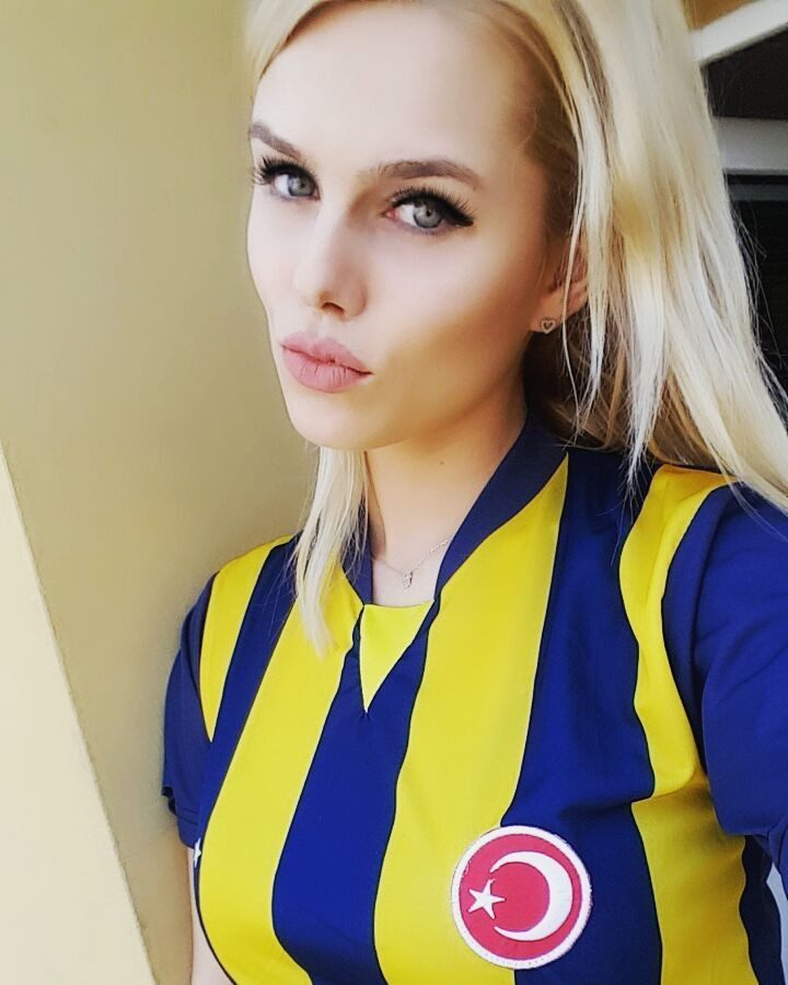 Fenerbahçe-Karabükspor maçında herkes bu güzelleri merak etmişti - Resim: 3