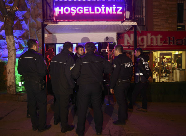 Ankara'da eğlence mekanlarına baskında 16 kişi yakalandı - Resim: 2