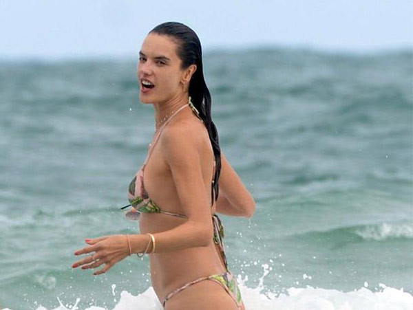 Alessandra Ambrosio bikinili haliyle plajı karıştırdı - Resim: 1