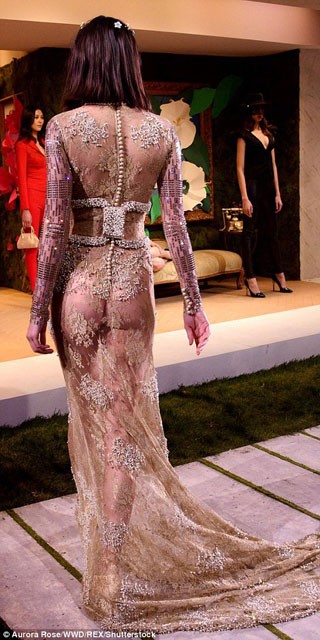 Kendall Jenner transparan elbisesiyle podyumu salladı - Resim: 2