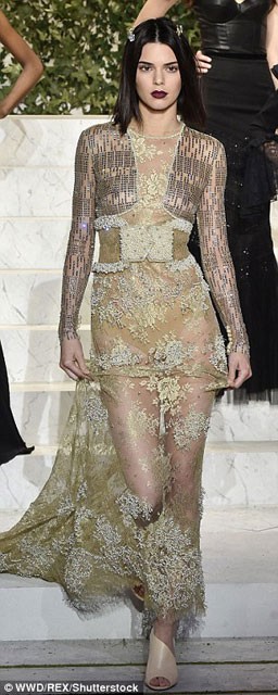 Kendall Jenner transparan elbisesiyle podyumu salladı - Resim: 4